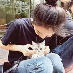 2018可爱女生头像抱着猫咪高清大图别说谁变了你拦不住时间