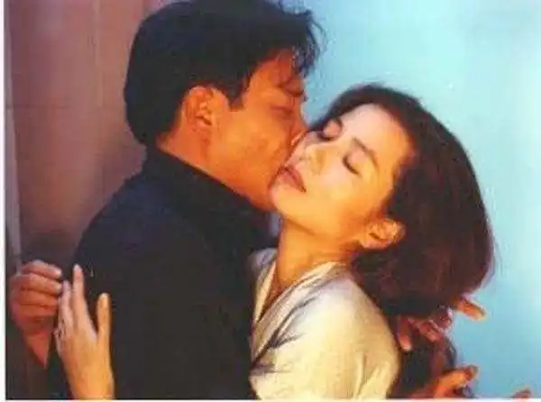 看过钟楚红和发哥第一次拍戏的照片,才知道为啥当年被封妩媚女神