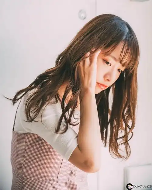 甜美小清新,自然气质给人满满女友感,开朗微甜灿笑让人秒恋爱