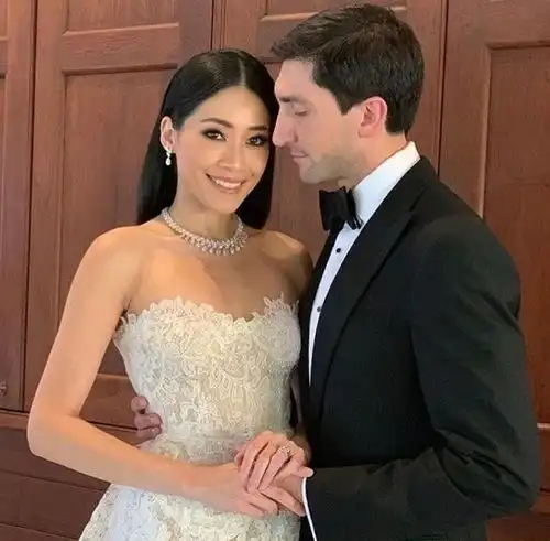 27岁花滑王子,和63岁婚纱女王恋爱7年没名分,转身迎娶泰国名媛