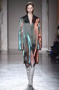 女性酒和故事都有了,你见过这样戏剧化的时装概念吗