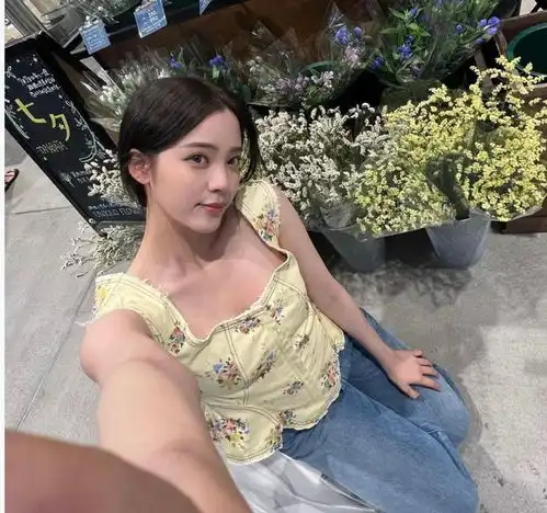 欧阳娜娜西班牙度假被偶遇,针织马甲又纯又欲,真撩人