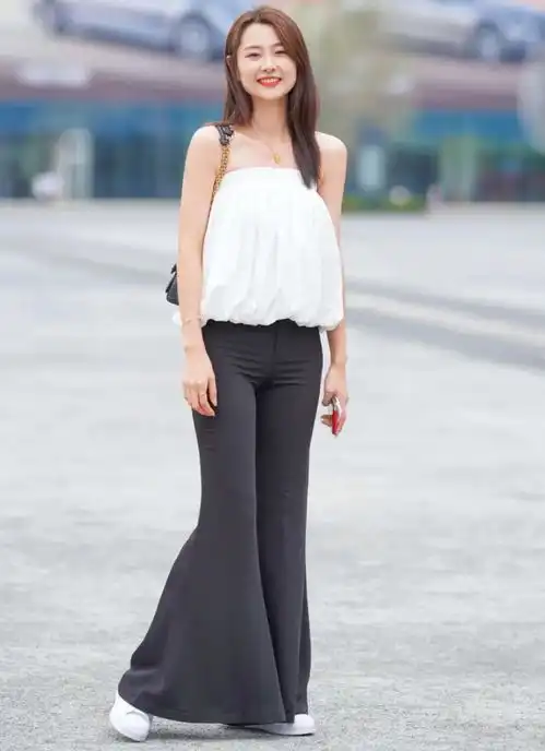 美女穿搭时尚露肩灯笼衣,搭配黑色喇叭裤,魅力十足