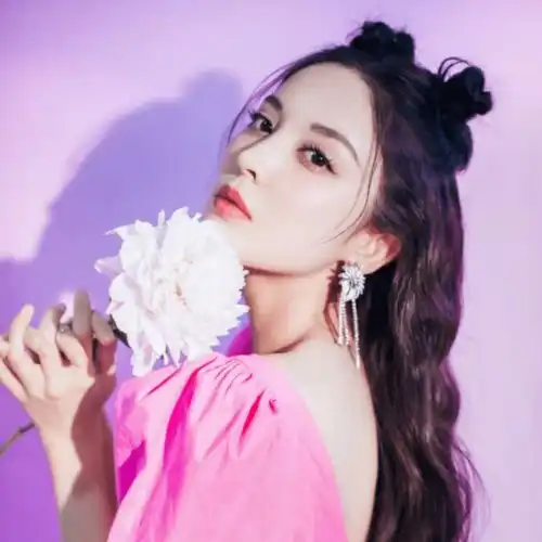 古力娜扎厉害了,竟把土味芭比粉裙穿得艳而不俗,美得不像话