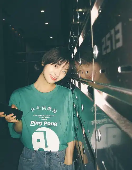 沈月瘦了真好看,宽松t恤配高腰牛仔裤,小码裤都穿出宽松感