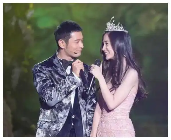 angelababy戴百万珠宝主持春晚单项链就价值七十多万,身材消瘦