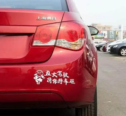 女司机新提宝马5系,在车尾贴了八个字