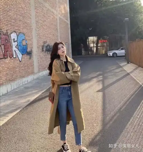 卡其色风衣配什么颜色裤子好看