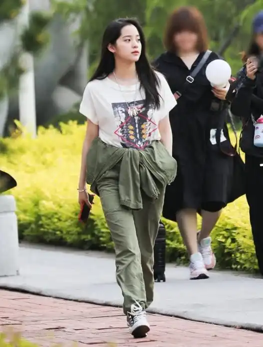 欧阳娜娜穿衣随性,连身装穿一半就系腰上了,这么搞比例更好了