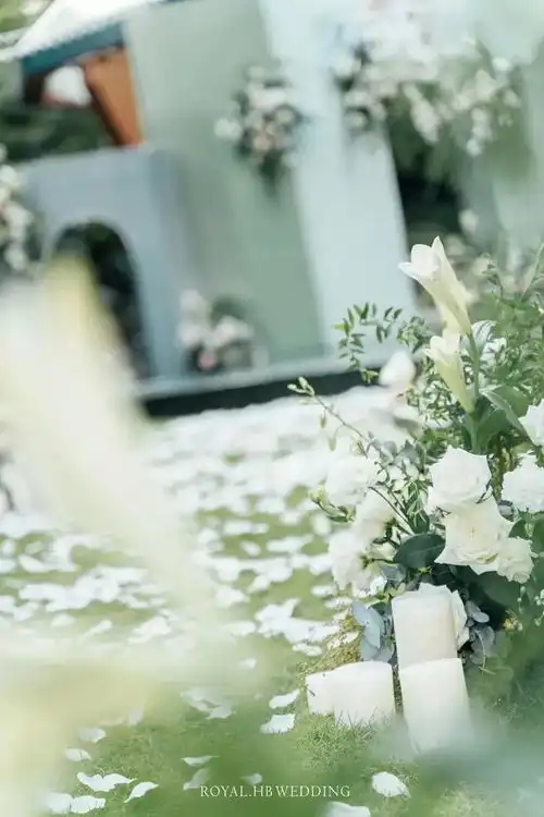 牛油果绿奶油白浅粉色系的小清新户外婚礼,满满地溢出了一丝甜