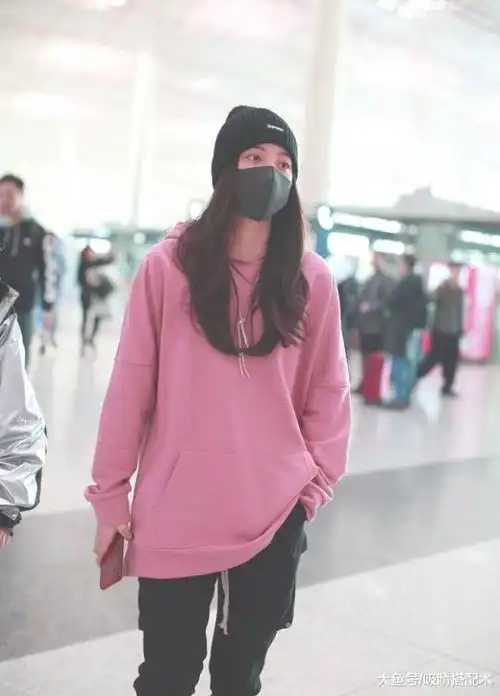 今年流行初恋裤欧阳娜娜穿着俏皮,粉色卫衣化身甜美少女