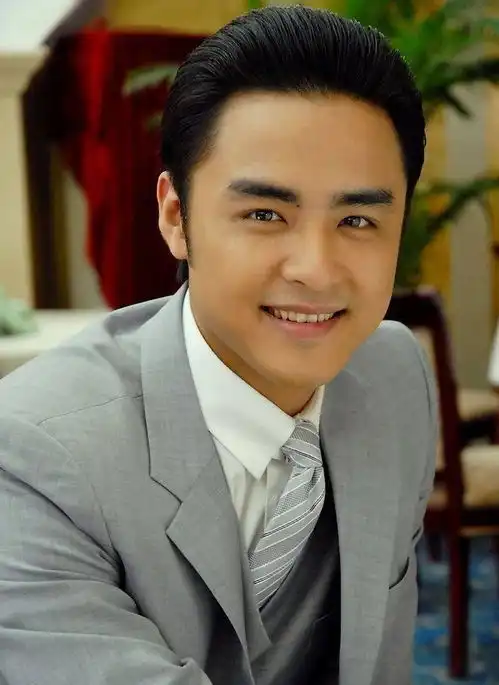 迪丽热巴差点尴尬颁奖典礼抹胸裙险滑落,男星暖心举动救场及时