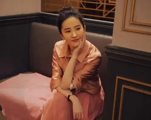 刘亦菲身穿短外套干练不失甜美