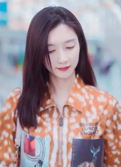 被江疏影气质惊艳穿黄色t恤搭配白色直筒裤走机场,简约又时髦