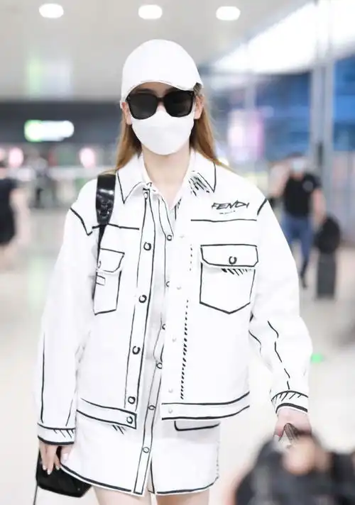 赵薇戚薇撞衫,工装夹克尽显漫画风气质,搭配不同各有魅力