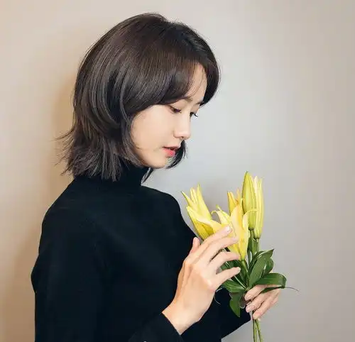 又是被林允征服的一天,超近怼脸拍丝毫不在怕的,人比花还娇嫩