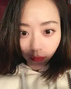 张靓颖现身林俊杰演唱会,唇红齿白被眼睛暴露年纪,女明星的通病