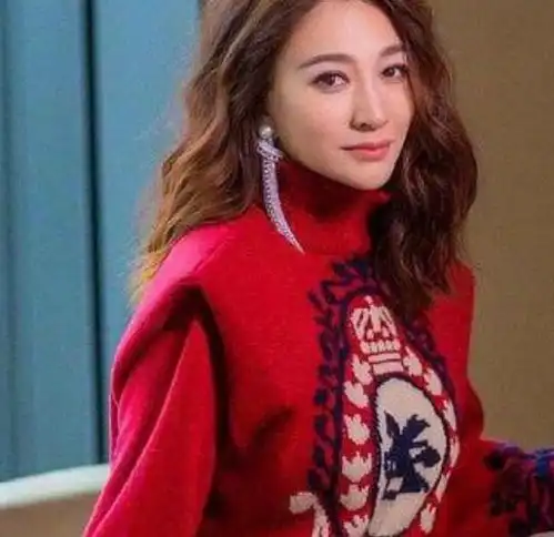 45岁李小冉少女感十足,皮肤白皙穿性感裙,保安忍不住多看几眼