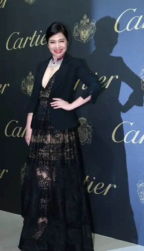 钟楚红不愧是女神人物,穿黑色蕾丝裙西服外套,高级又性感