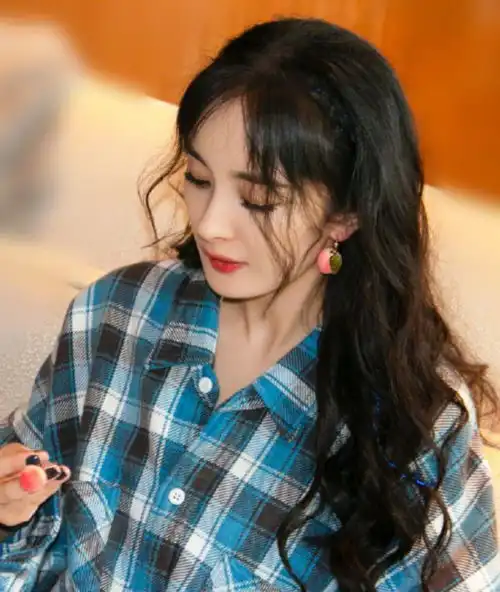 杨幂水蜜桃耳环又火了戴上变十八岁,终于买得起明星同款