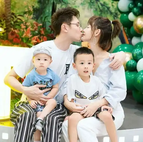 张嘉倪买超罕见合体拍大片,夫妻俩互动超甜,婚后多年依然如热恋