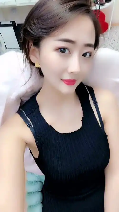 真是绝色美女,俏丽的脸蛋,勾人魂魄的大眼睛,太迷人了