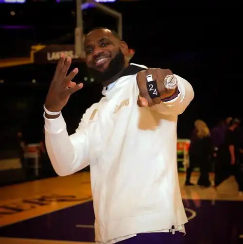 詹姆斯戴24号指套,展示总冠军戒指