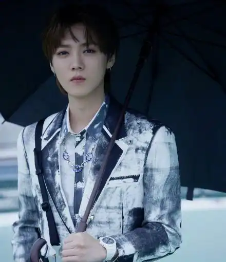 陈哲远撑伞像提着把刀一笑随歌发布概念海报官宣开机李沁陈哲远爱情大剧