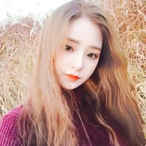 搞笑gif美女,你穿这么高的高跟鞋,做一字马不怕摔倒吗