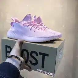 侃爷曝光的彩虹系列yeezyboost350v2,粉色实物现身yoho潮流志yohonow
