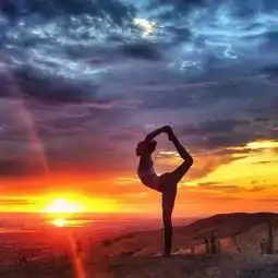 做一个温暖的瑜伽姑娘,骑马看海周游世界