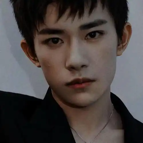 易烊千玺最新一期头像我已经忍不住换上了