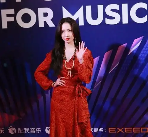 孟美岐穿上红色的裙装,愣是凹出强大的气场,不愧是山支大哥