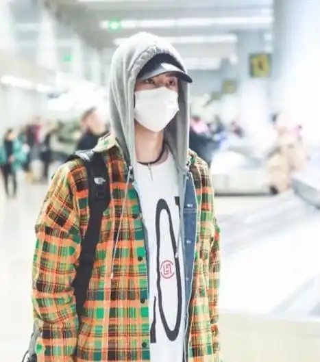 酷盖王一博现身机场,橙色系外套酷炫新颖,时尚精致又不失温柔