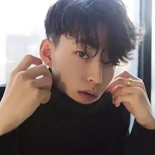 男生短发微信头像阳光