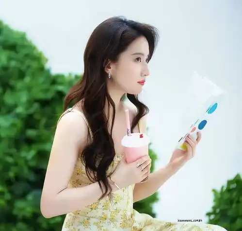 刘亦菲穿吊带裙清纯甜美手持浇水壶气质卓越迷人