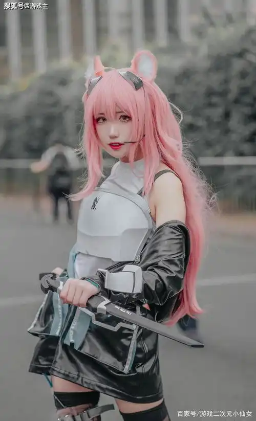 二次元小姐姐cos明日方舟辅助砾,黑色系的打扮,衬托得很神秘