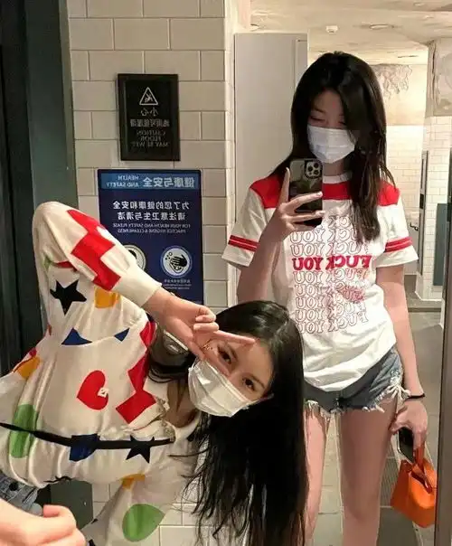 李嫣与闺蜜聚会心情好,罕见露出灿烂笑容,明媚又治愈