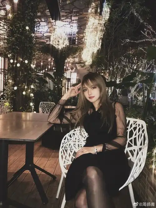 周扬青晒与闺蜜合照