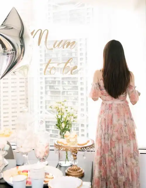 郭富城32岁娇妻方媛晒照,一袭白裙清新减龄,生娃3月身材很窈窕