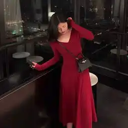 基础色调红色黑色绝美连衣裙