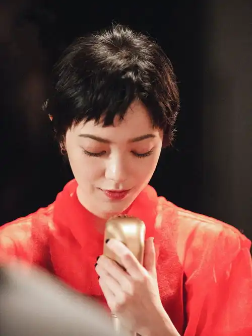 33岁郭采洁薄纱罩衫搭配蛇纹裙,造型复古又惊艳,短发红衣真撩人