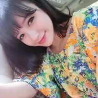 女生戴帽子侧面头像眼睛一闭一睁七天过去了