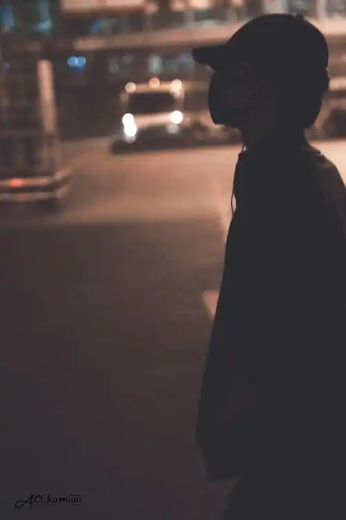 易烊千玺女友视角美图来袭,黑白色系彰显清冷气质