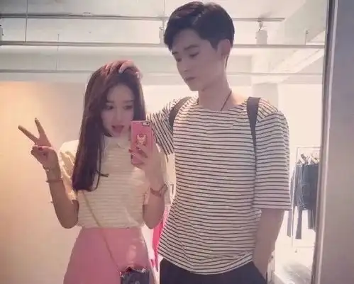 33岁王思聪庆生宴场面豪华美女如云脸色红润超开心,深扒美女来历