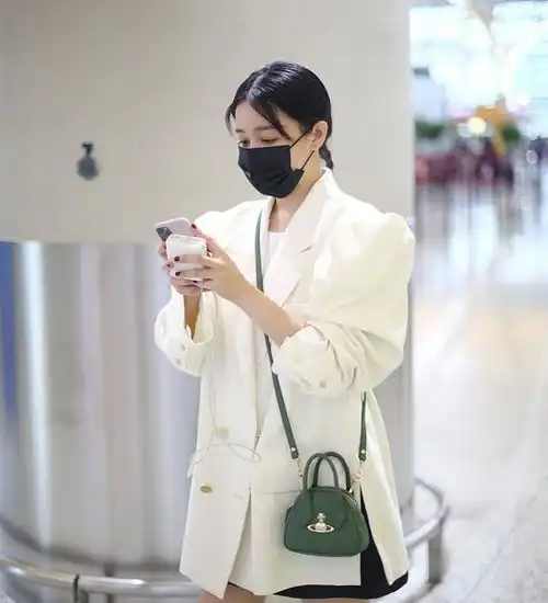 阚清子被经纪人逼着减肥后现身,穿白西装高筒靴,腿确实要减减了