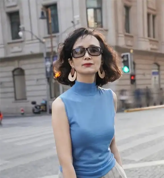 女人50岁以后发型决定状态,建议远离大背头,这些更洋气减龄