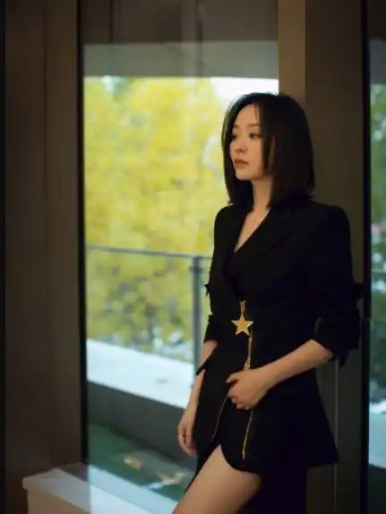 张靓颖厉害,上衣保守,上衣奔放,谁知更有女人味了