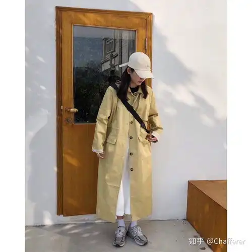 我有一件粉色的毛呢马甲,想搭配长款连衣裙,外面配上风衣,但是连衣裙和风衣的颜色和款式不知道怎么选择