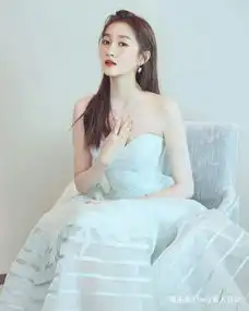 关晓彤这个灵动少女太厉害天蓝色吊带露背裙很有仙气,越看越美